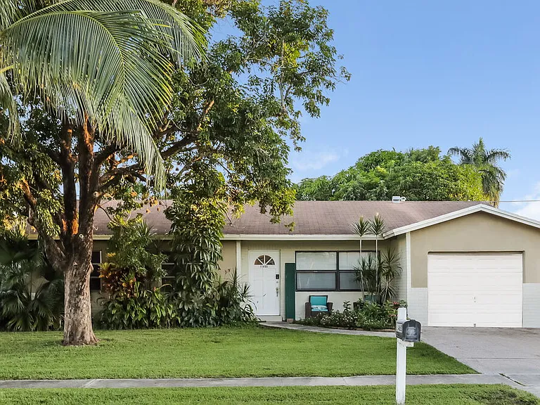 11460 NW 40th Pl — Photo 1