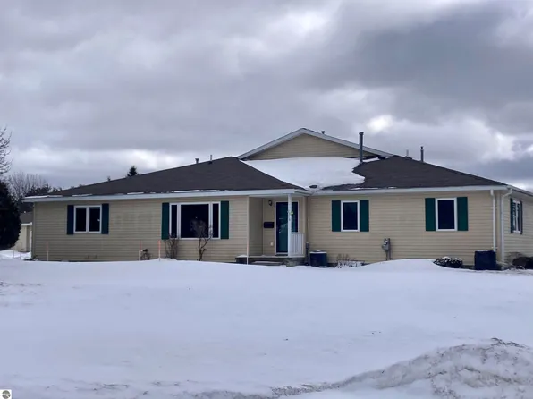 2836 Emerald Blfs, Traverse City, MI 49684