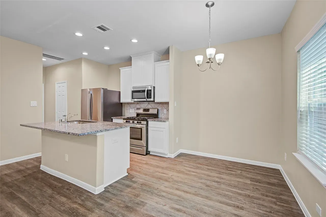 3 bed, 1823 sqft, $2,300 — Photo 4