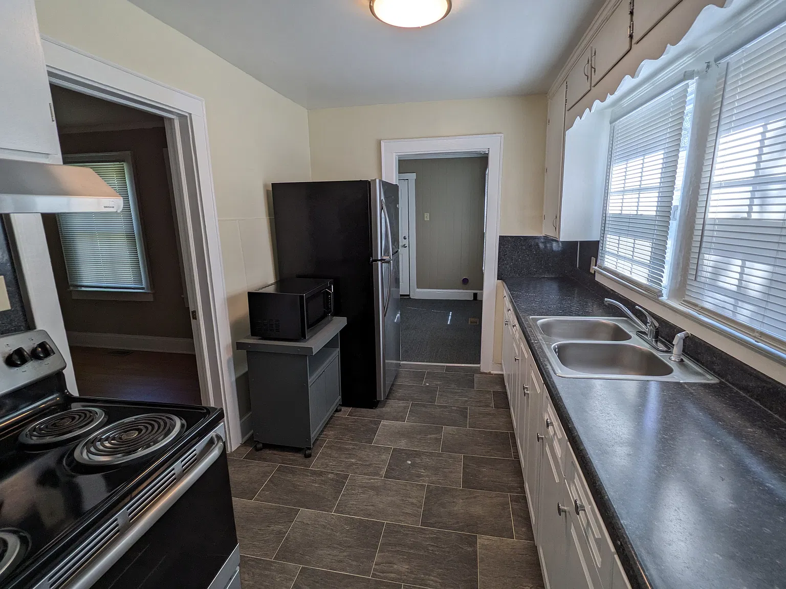 3 bed, 1098 sqft, $1,650 — Photo 3