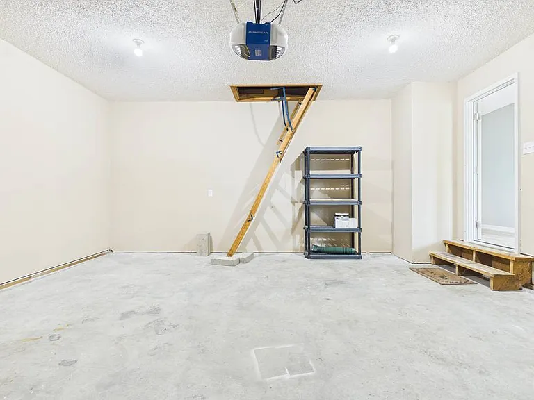 1206 Foxridge Dr — Photo 10
