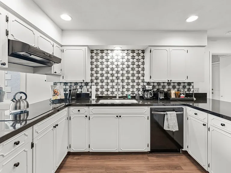 990 W Parkhill Dr — Photo 43