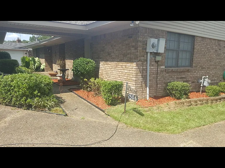2506 Sheffield Dr — Photo 2