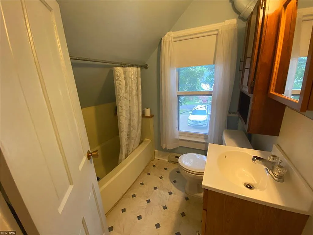 226 3rd Avenue NE - 2 — Photo 3