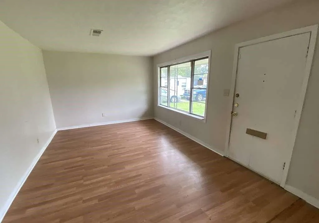 3 bed, 1.0 bath, 1128 sqft, $1,899 — Photo 3