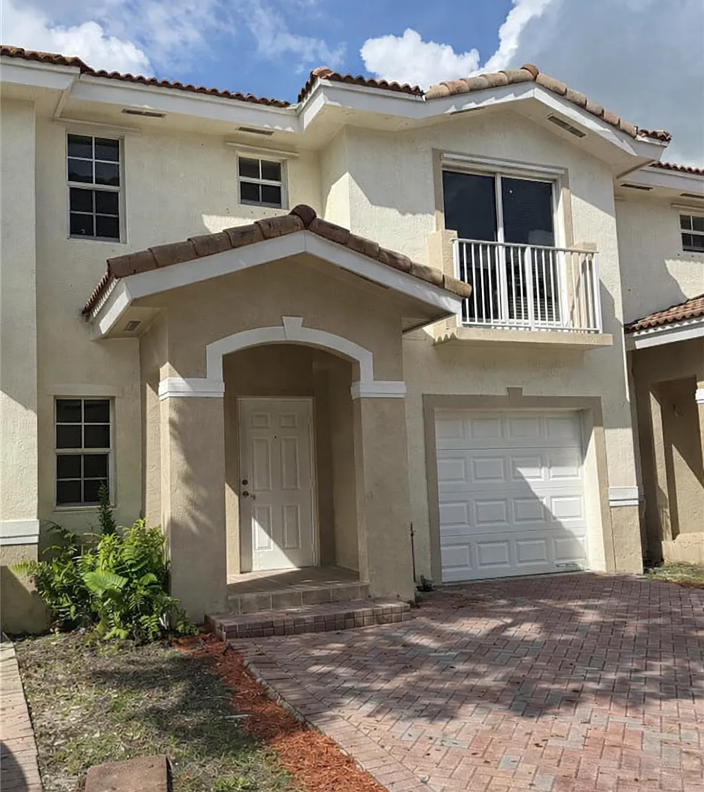 3 bed, 2.5 bath, 1657 sqft, $2,400 — Photo 2