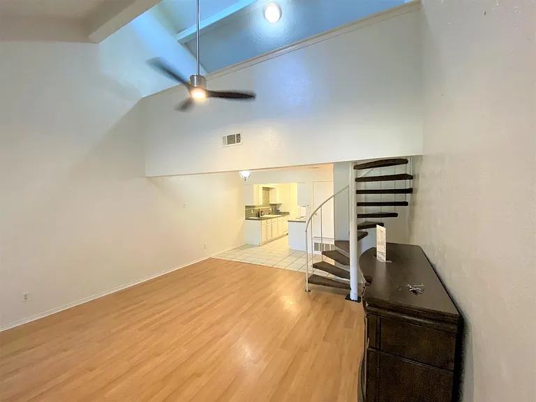 223 Hood St — Photo 6