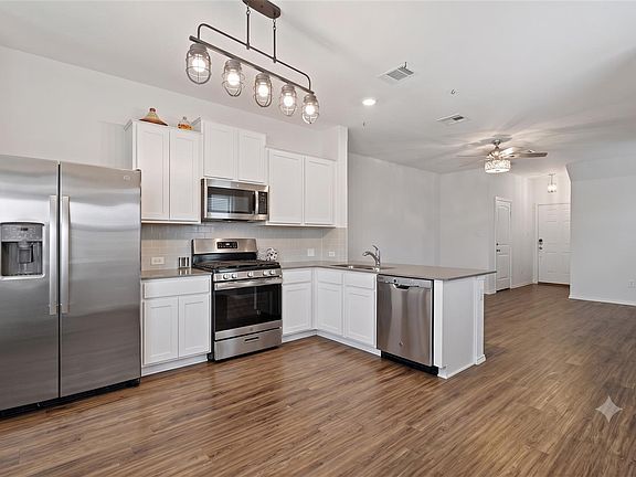 3rd image of 117 Wind Flower Ln