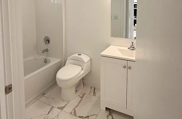 811 E 52nd St #101 — Photo 8