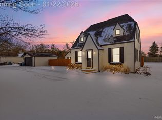 6740 Barabeau Dr, Troy, MI 48085