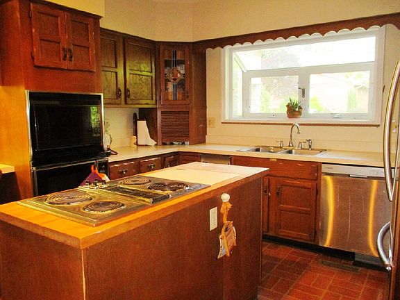 Kitchen w Island