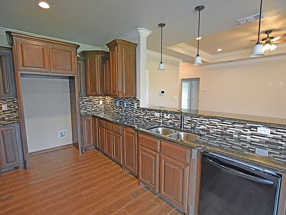 3rd image of 405 Vine Ave