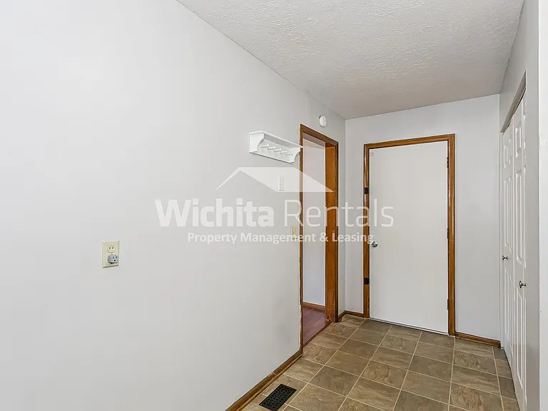 1400 N El Paso Dr — Photo 5