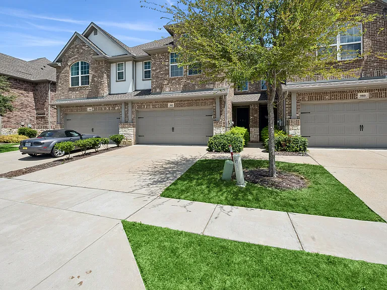 982 Mikaela Dr — Photo 1