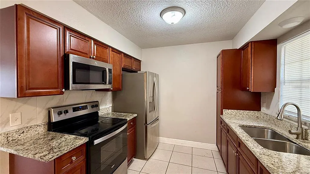 2 bed, 1.0 bath, 912 sqft, $1,250 — Photo 4