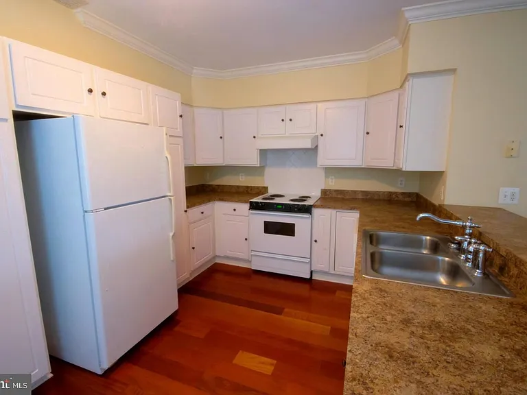 303 Charles St #2E — Photo 7