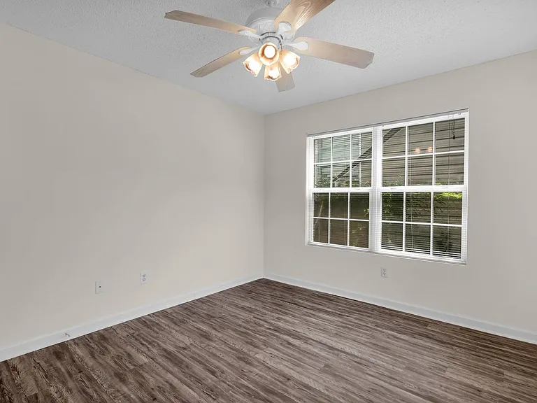 1202 E Waldburg St — Photo 17