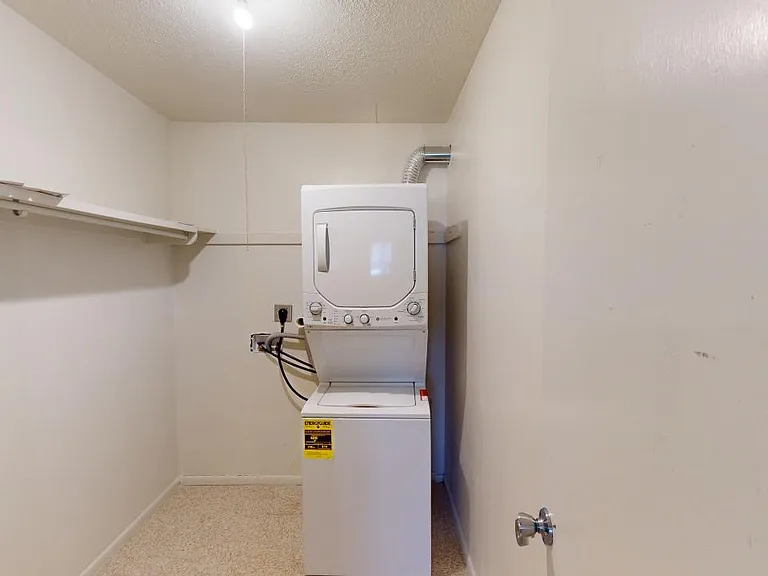Fully Loaded, Contemporary 1 Bedroom Apartment w/ Yard in Ridgecrest — Photo 16