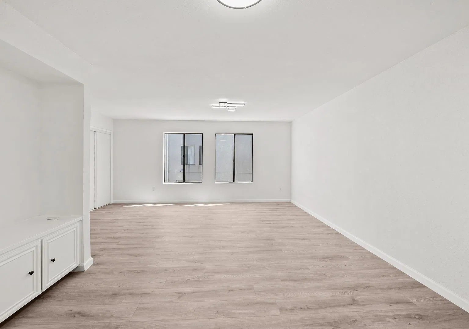 Stylish Remodeled Home 3+3 — Photo 2