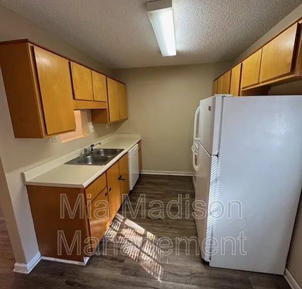 141 Hunt Club Ct — Photo 4