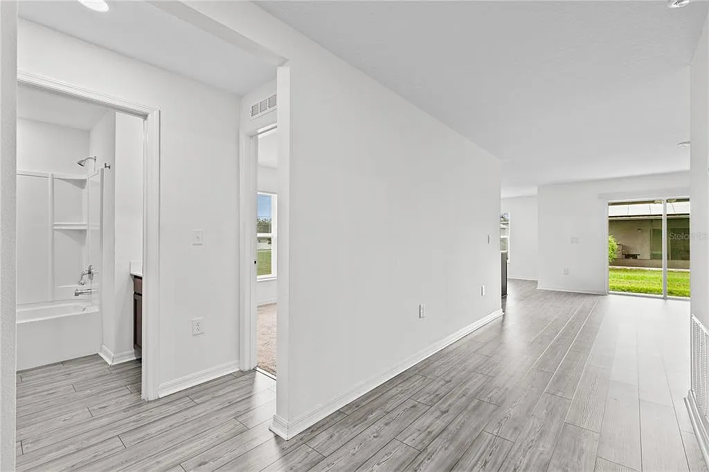 3 bed, 2.0 bath, 1383 sqft, $1,950 — Photo 3