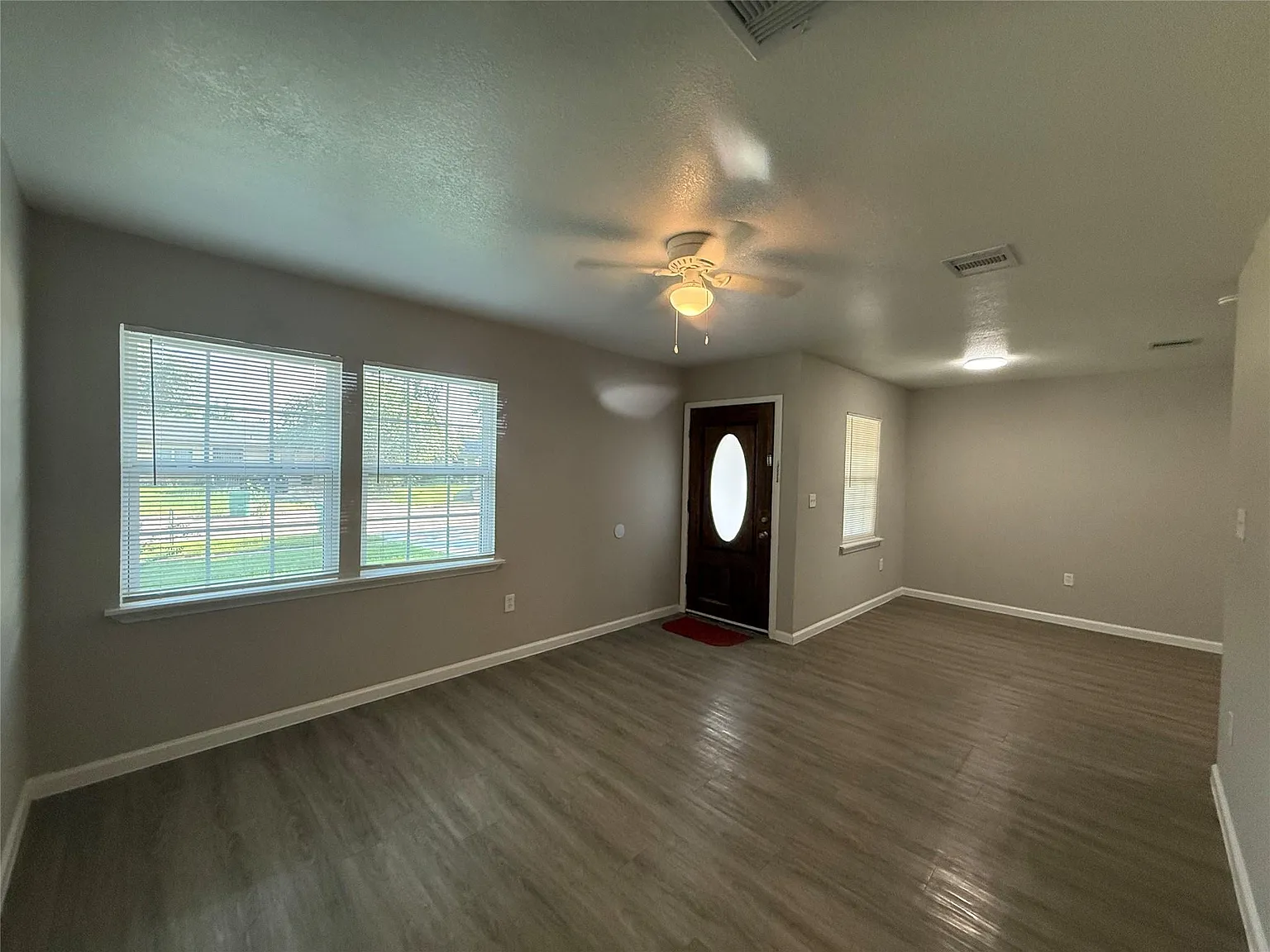 4 bed, 2.0 bath, 1051 sqft, $1,650 — Photo 2