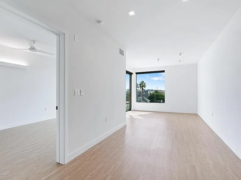 Venue Residences — Photo 46