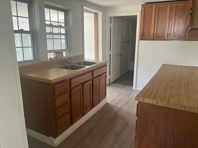 210 Downey St — Photo 4