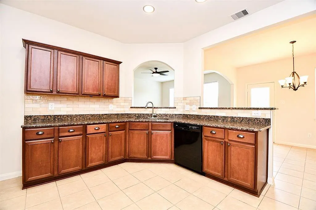 4 bed, 2.5 bath, 2031 sqft, $2,250 — Photo 4