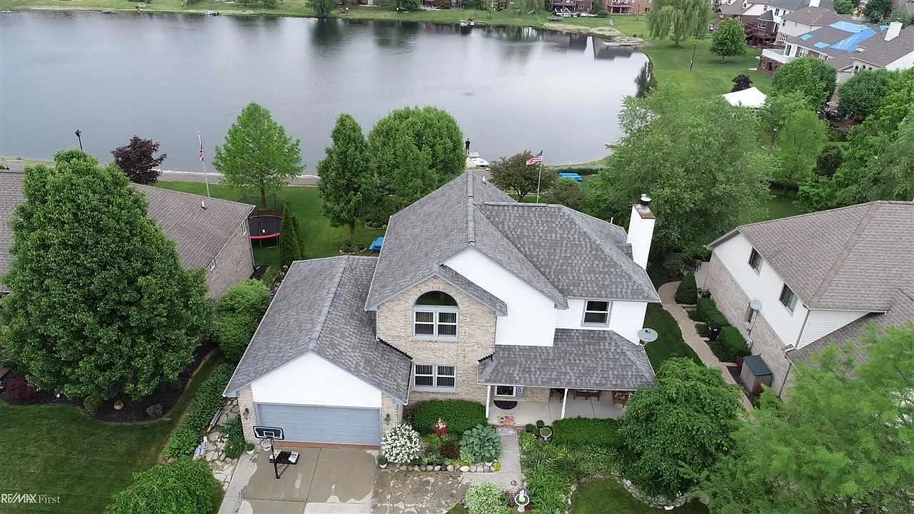 36599 Orchard Lake Dr photo 1