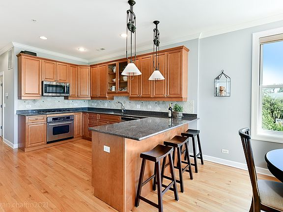 5th image of 525 Hinman Ave APT 4S