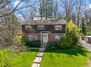 240 Shoreward Dr, Great Neck, NY 11021
