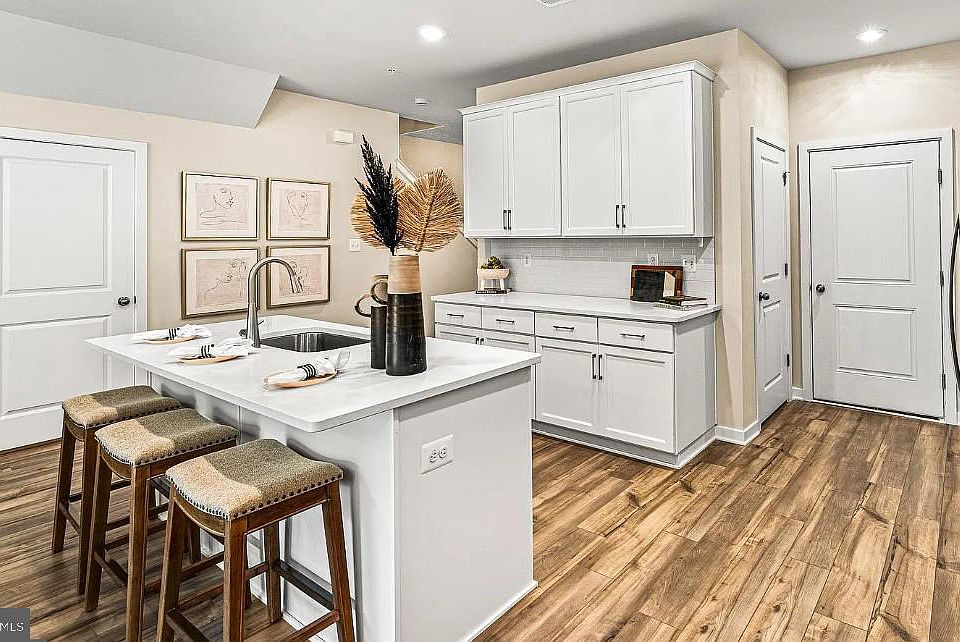 2nd image of 105 Larrabee Way