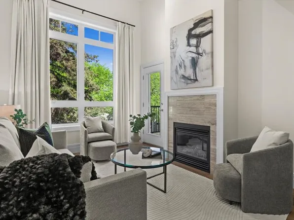 518 SW 33rd St NW #303, Calgary, AB T2N 2W4