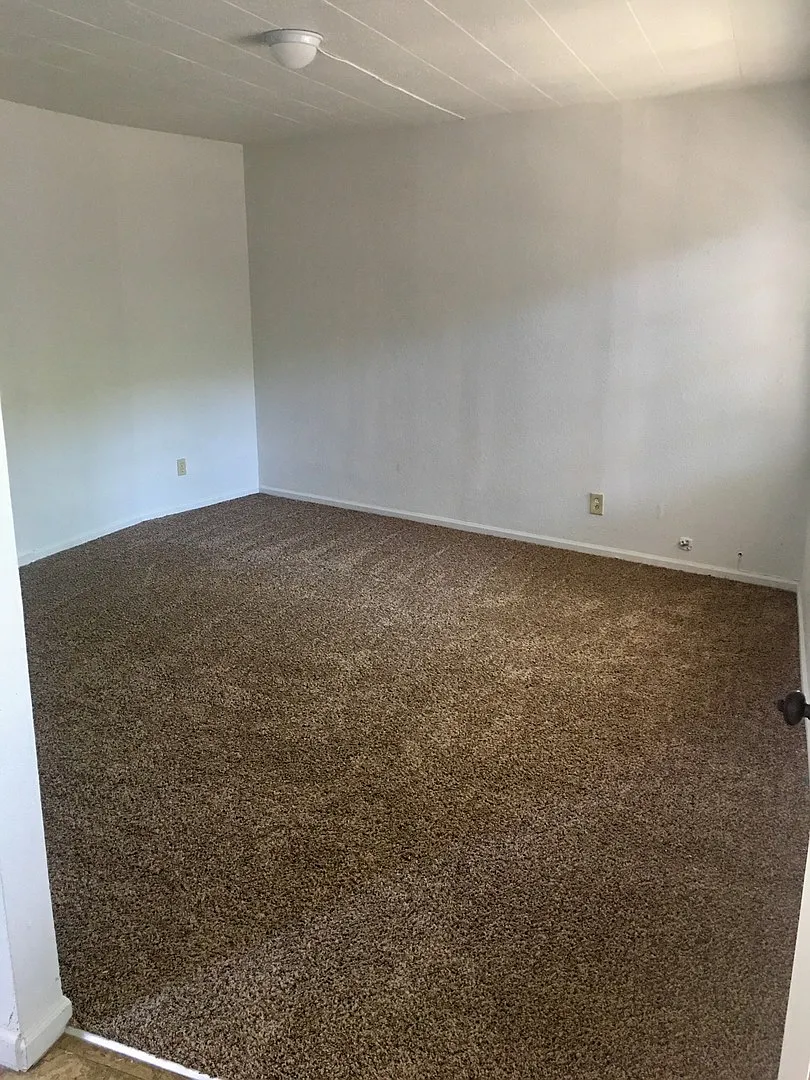 511 N Yosemite Ave — Photo 3