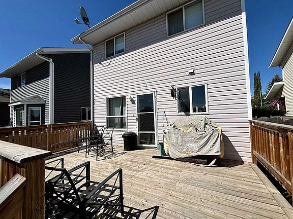 3rd image of 52 W Country Ridge Close
