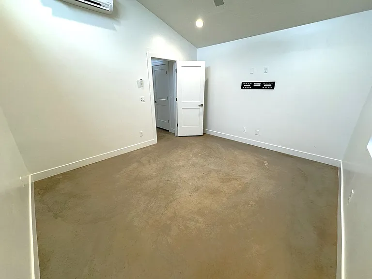 840 N Maple St #12 — Photo 6