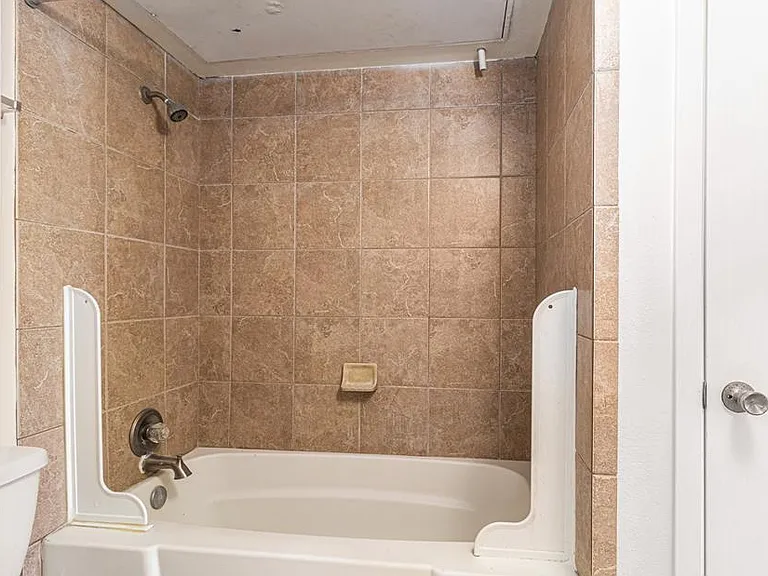 3045 Walnut Bend Ln #33 — Photo 4
