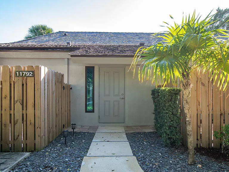 11792 Wimbledon Cir — Photo 3