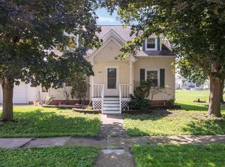 509 1st St E, Newhall, IA 52315