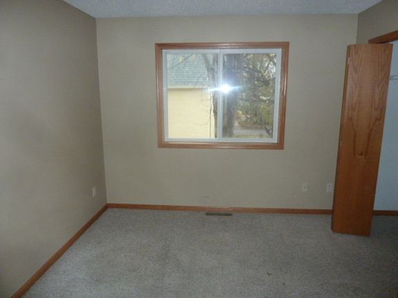 3rd image of 604 Broadway Ave S