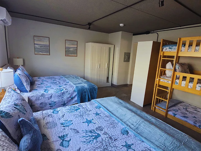 Charming studio with 2 Queen beds, triple bunk, private bath & full kitchen.