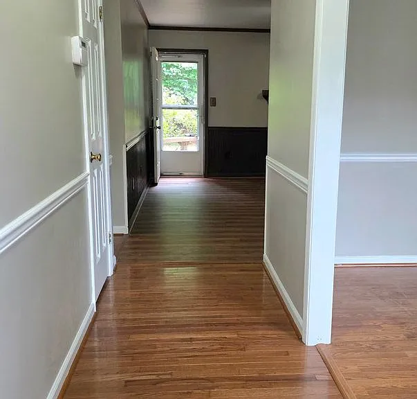 409 Rosewood Ln — Photo 2