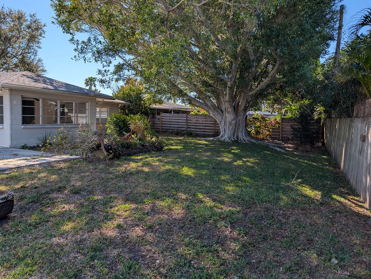 Building Photo - 2303 Tulip St
