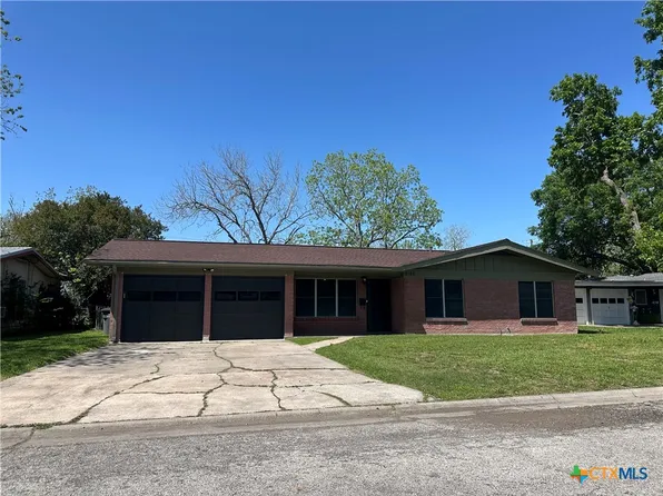 2106 E Mistletoe Ave, Victoria, TX 77901