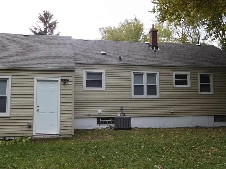 1240 Hickory Rd — Photo 2
