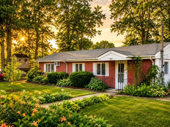 8 Laurier Ave, Attleboro, MA 02703