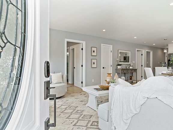 4th image of 898 Camaritas Cir