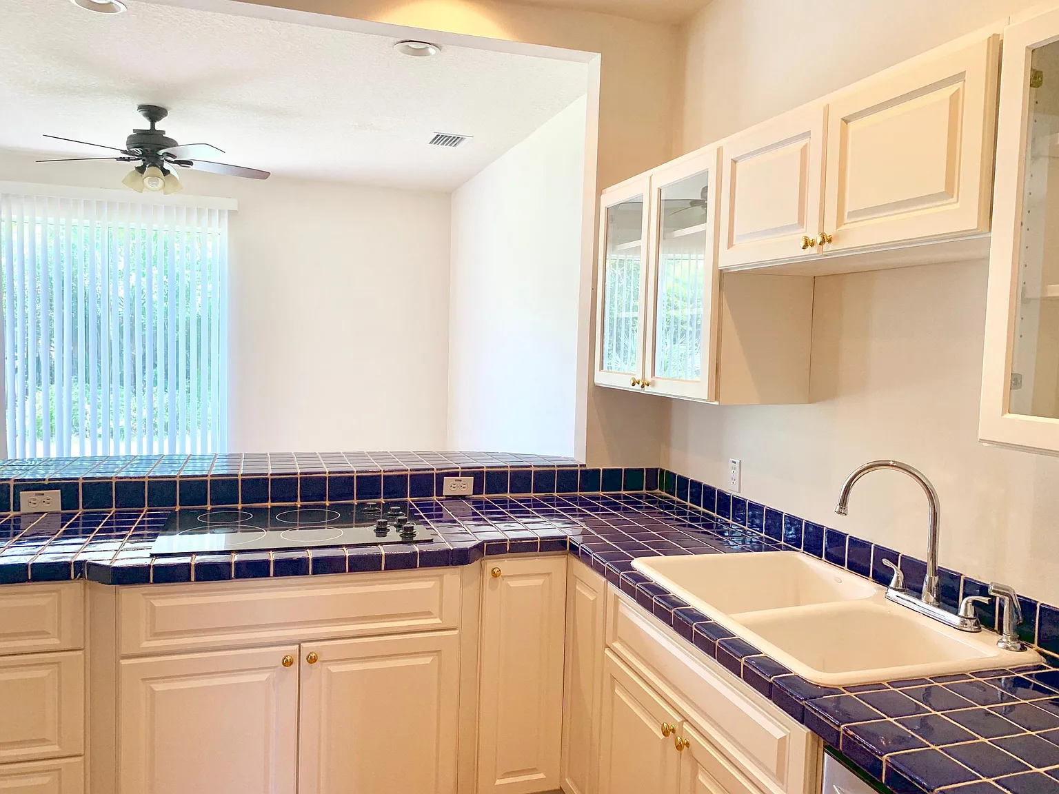 3 bed, 2.5 bath, 1987 sqft, $2,600 — Photo 3