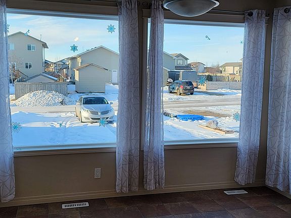5th image of 36 Pinnacle St